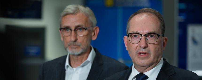 Alexander Dobrindt (CSU, r), Bundesinnenminister, spricht bei einer Pressekonferenz in einem Terminal des Flughafens Leipzig/Halle.