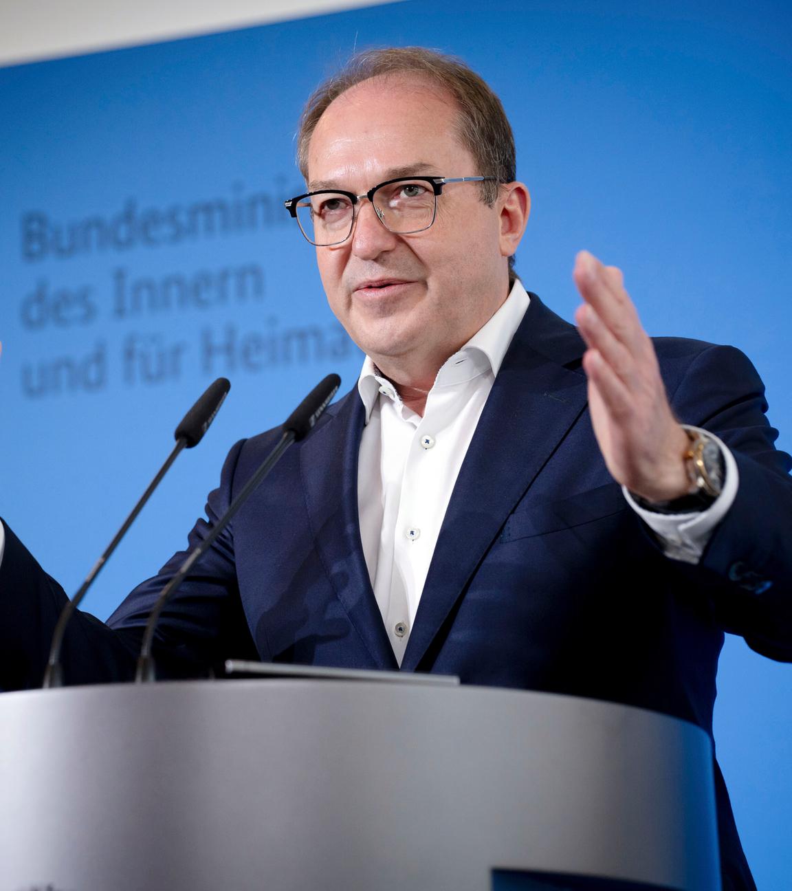 Alexander Dobrindt beim Pressestatement zu den Beschluessen des Bundeskabinetts im Bundesministerium des Innern. Archivbild