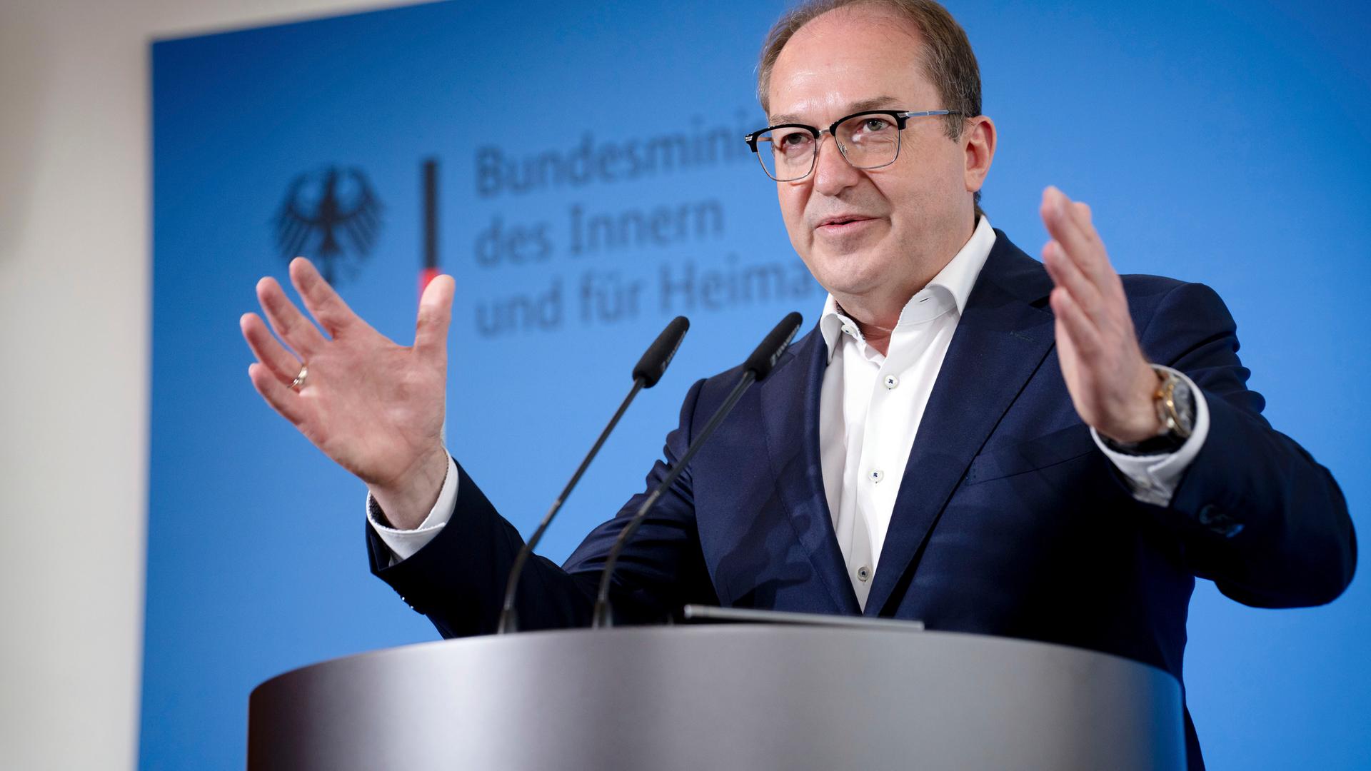 Alexander Dobrindt beim Pressestatement zu den Beschluessen des Bundeskabinetts im Bundesministerium des Innern. Archivbild
