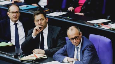 Bundeskanzler Friedrich Merz mit Lars Klingbeil und Alexander Dobrindt am 18.03.2026 im Deutschen Bundestag, Berlin.