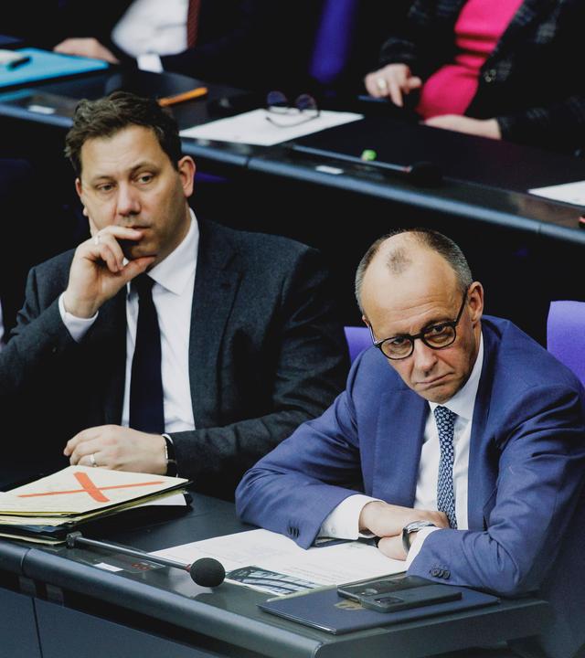 Bundeskanzler Friedrich Merz mit Lars Klingbeil und Alexander Dobrindt am 18.03.2026 im Deutschen Bundestag, Berlin.