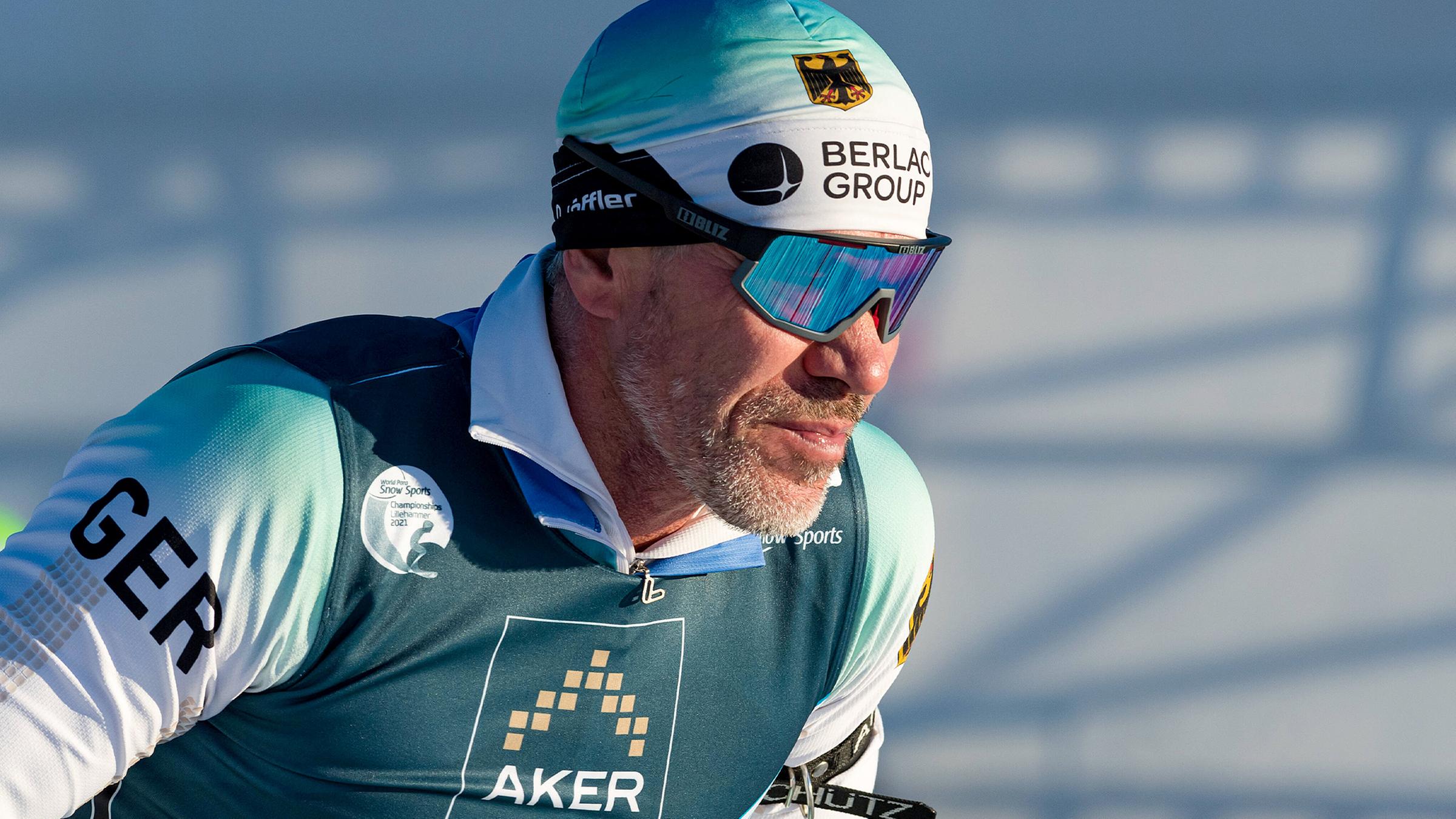 Alexander Ehler im Profil, er trägt Langlaufkleidung und eine Sonnenbrille.