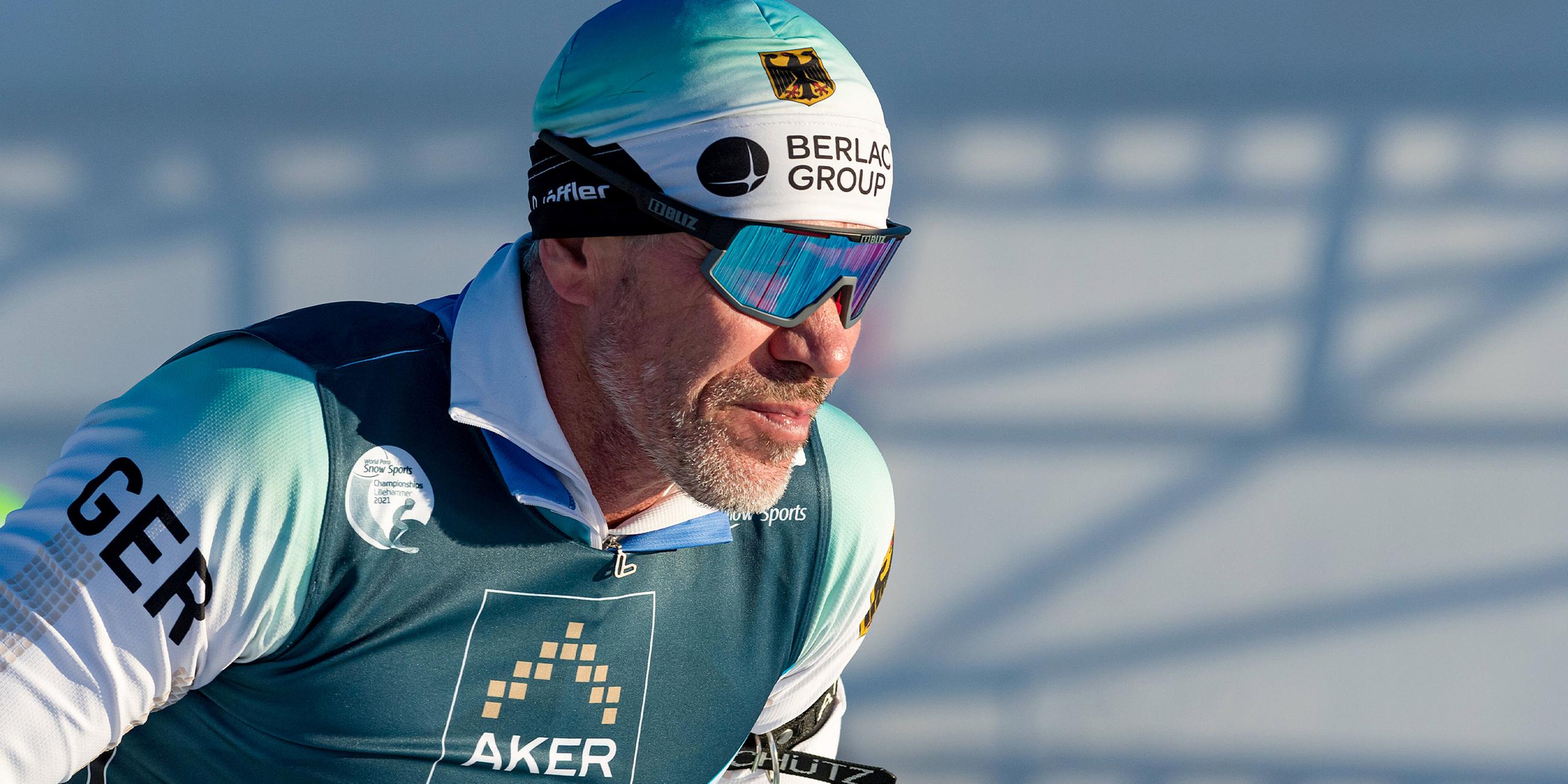 Alexander Ehler im Profil, er trägt Langlaufkleidung und eine Sonnenbrille.