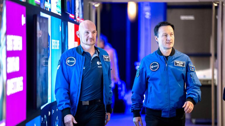 Bremen: Die Astronauten Alexander Gerst (l) und Matthias Maurer bei der Esa-Ministerratstagung.