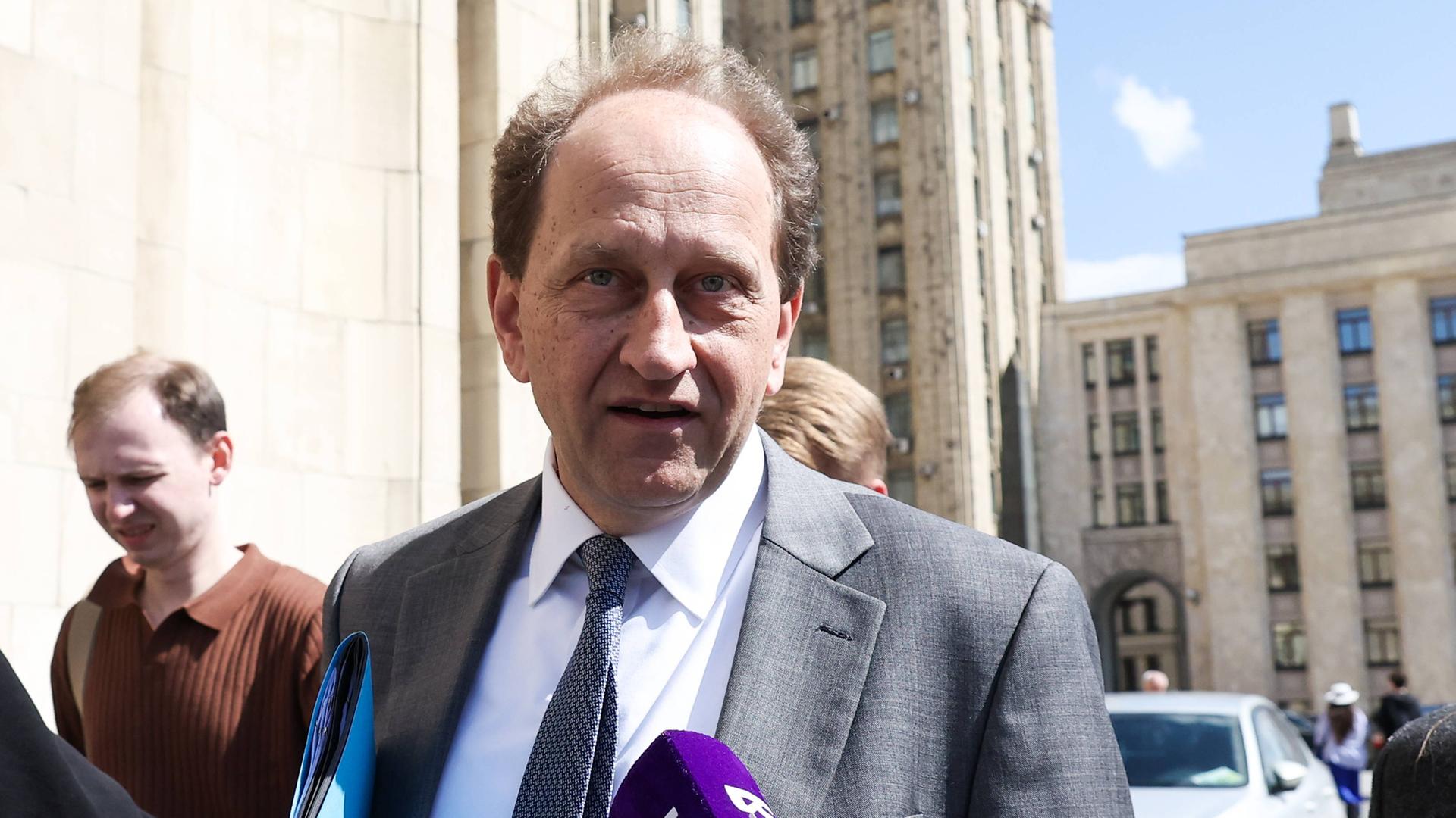 Alexander Graf Lambsdorff, der deutsche Botschafter in Russland, verlässt die Büros des russischen Außenministeriums am 27.06.2025.