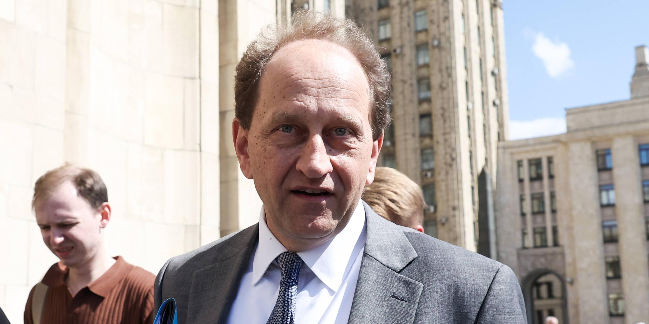 Alexander Graf Lambsdorff, der deutsche Botschafter in Russland, verlässt die Büros des russischen Außenministeriums am 27.06.2025.