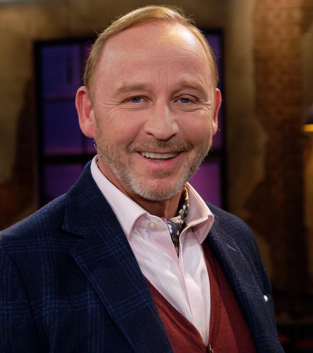 Der Schauspieler Alexander Held steht nach der Aufzeichnung der WDR Talkshow Kölner Treff in Studio.