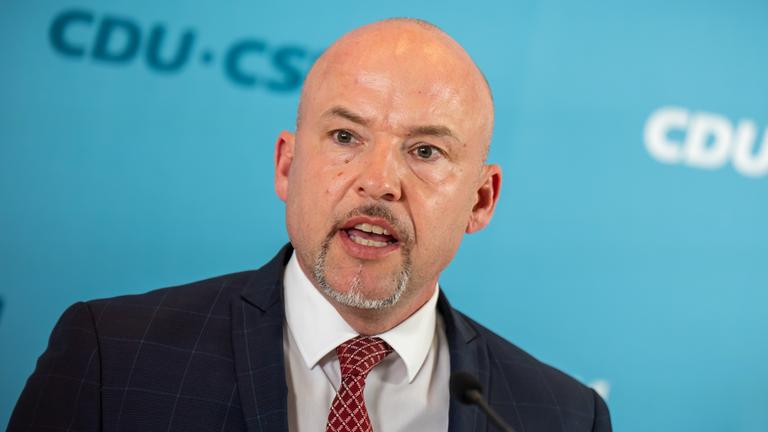 Alexander Hoffmann, CSU-Landesgruppenvorsitzender im Bundestag spricht beim Pressestatement vor Beginn der Sitzung der Bundestagsfraktionen.