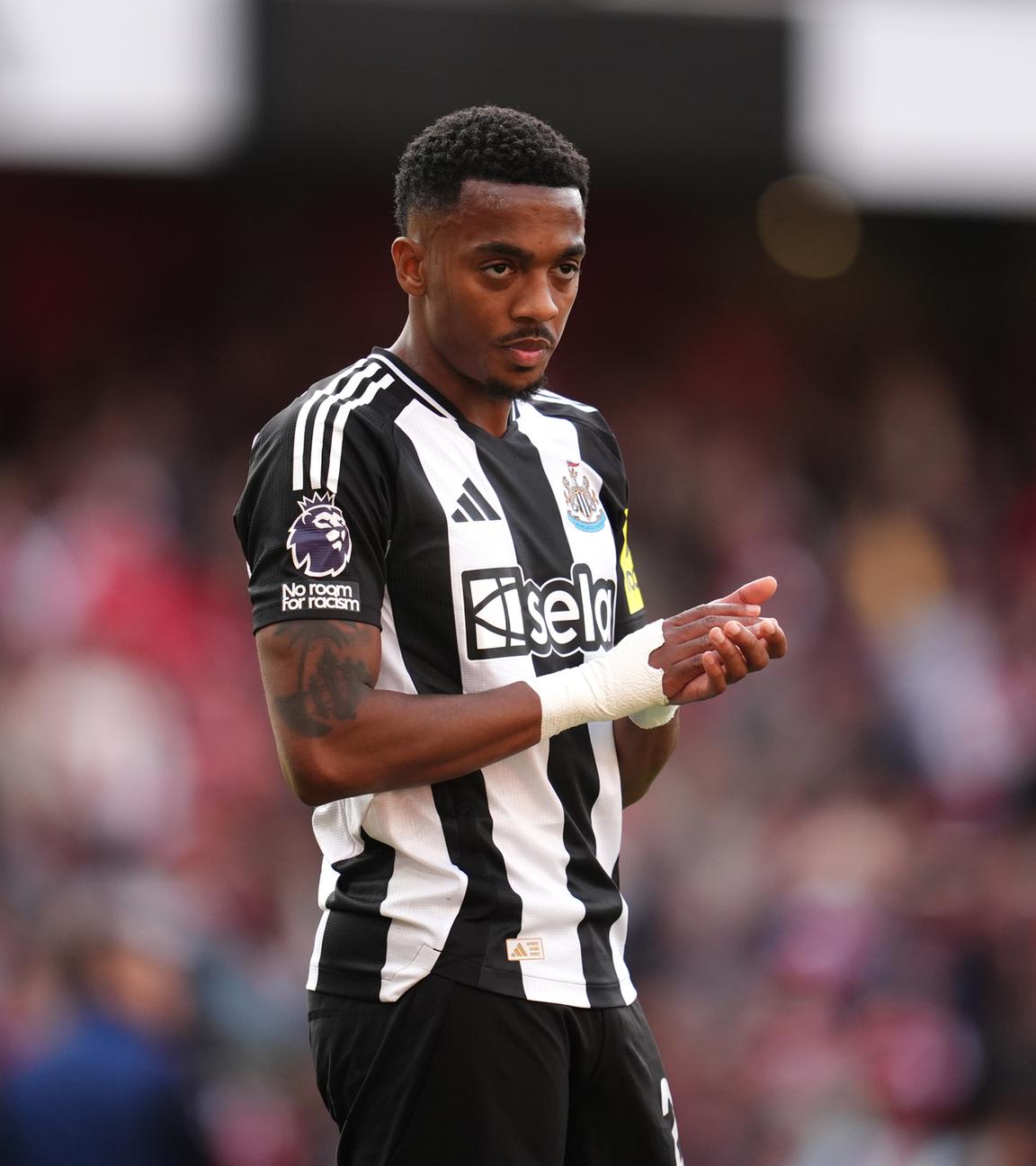  Alexander Isak von Newcastle United applaudiert am 18.05.2025 den Fans nach dem Premier-League-Spiel im Emirates Stadium in London.