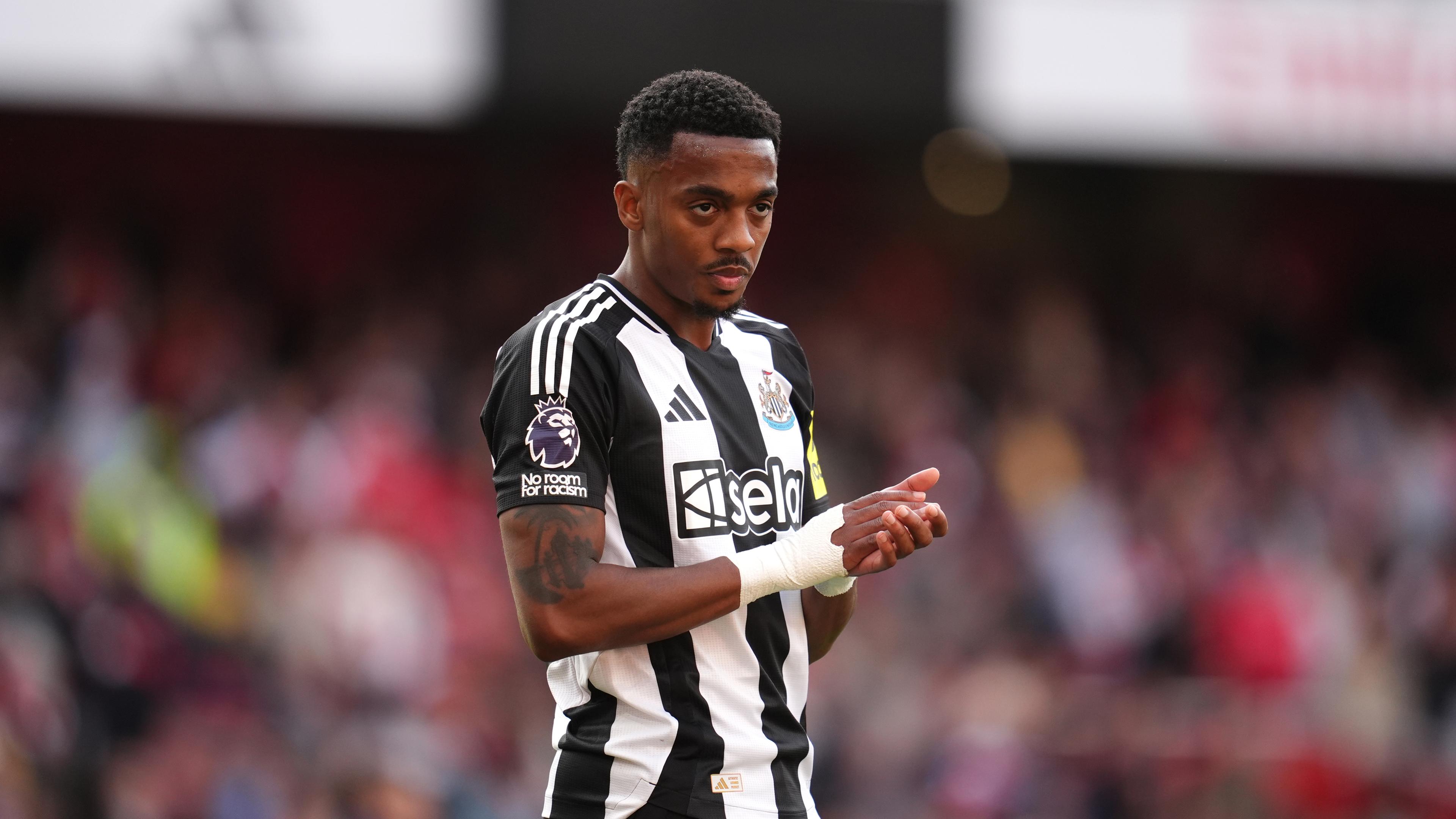  Alexander Isak von Newcastle United applaudiert am 18.05.2025 den Fans nach dem Premier-League-Spiel im Emirates Stadium in London.