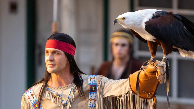 Alexander Klaws als Winnetou steht mit einem amerikanischen Seeadler während der Generalprobe der Karl-May-Spiele Bad Segeberg auf der Bühne.
