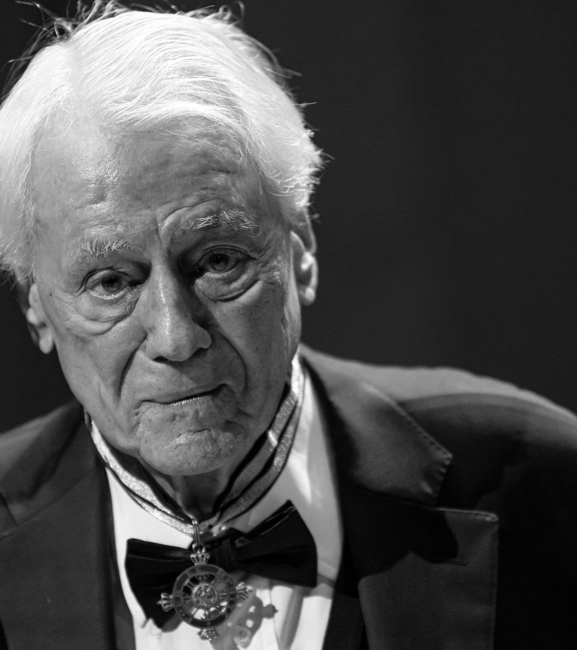 Mann lächelt in die Kamera