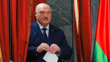 Belarus: Machthaber Lukaschenko bei der Stimmabgabe