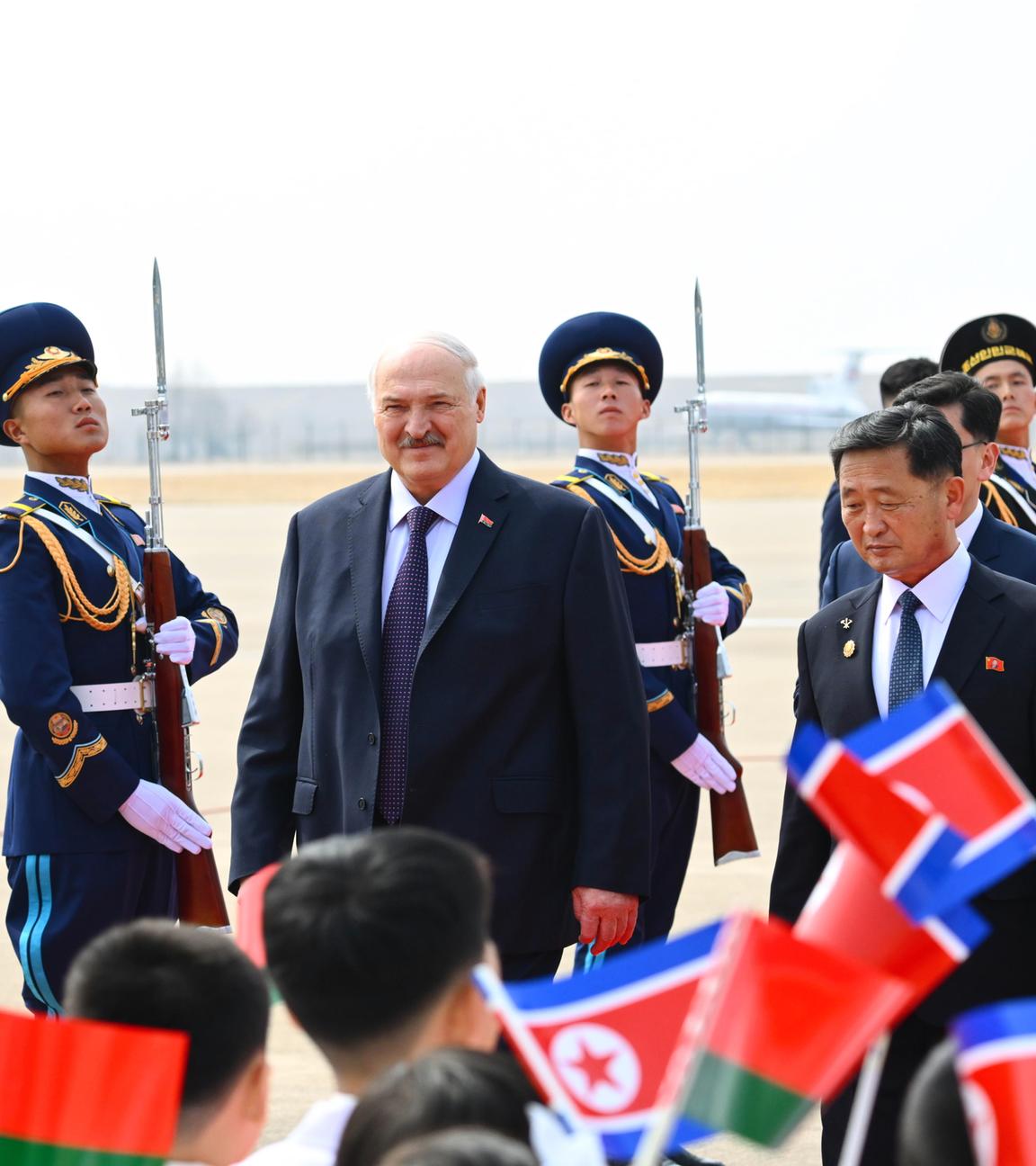 Der Erste Stellvertretende Ministerpräsident Nordkoreas, Kim Tok-hun, und der belarussische Präsident Alexander Lukaschenko (von rechts nach links, Mitte) bei einer Begrüßungszeremonie am internationalen Flughafen Sunan anlässlich Lukaschenkos Ankunft.