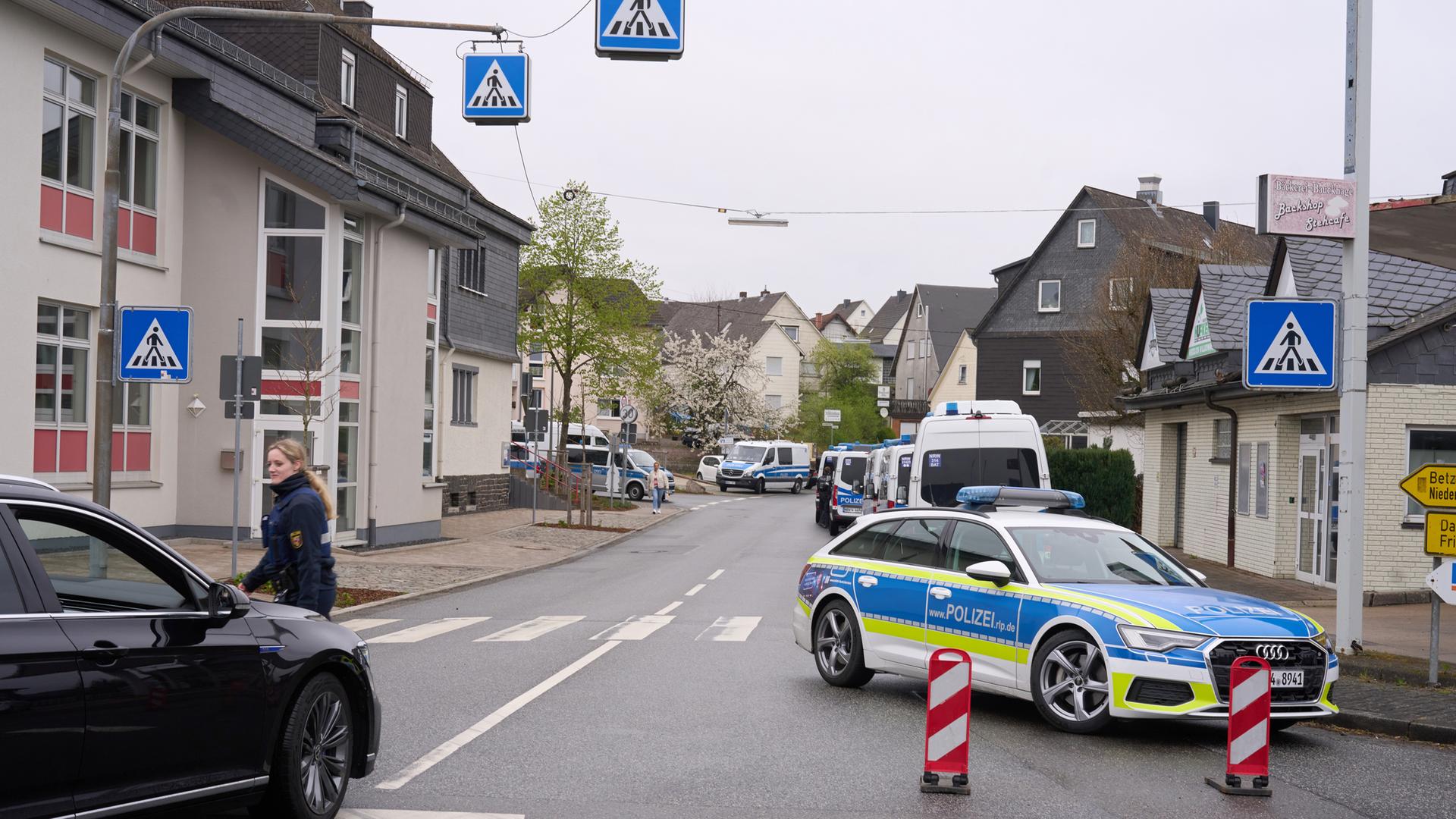 Mehrere Fahrzeuge der Polizei treffen zu einem Einsatz in Weitefeld ein.