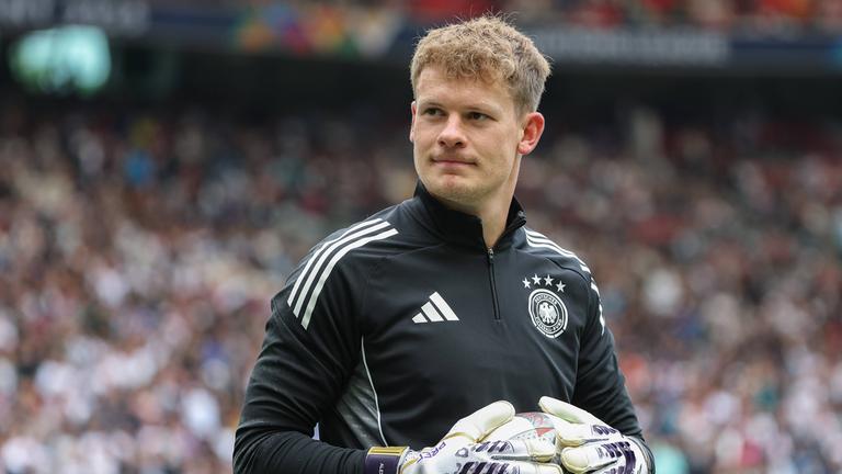 Torwart Alexander Nübel hält einen Fußball fest in den Händen am 08.06.2025 im Spiel zwischen Deutschland und Frankreich während des UEFA Nations League Spiels.