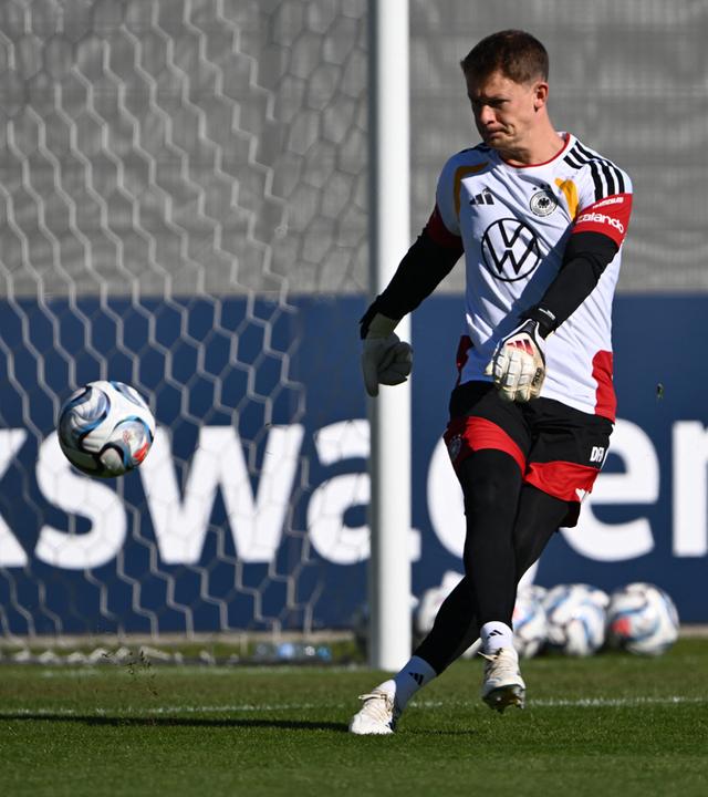 Torwart Alexander Nübel (Deutschland) schlägt ab.