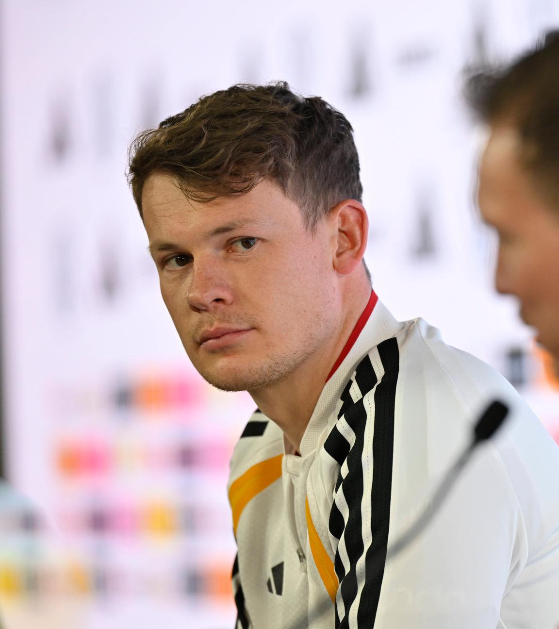 Torwart Alexander Nübel (Deutschland) neben Bundestrainer Julian Nagelsmann (Deutschland) bei Pressekonferenz.