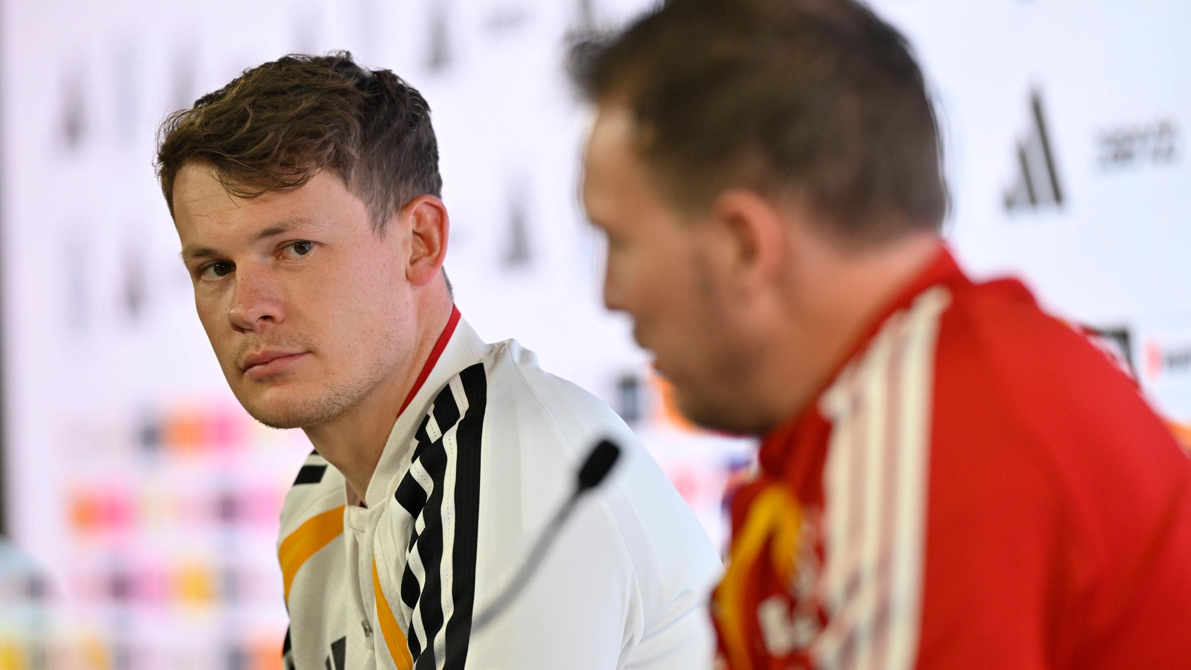 Torwart Alexander Nübel (Deutschland) neben Bundestrainer Julian Nagelsmann (Deutschland) bei Pressekonferenz.