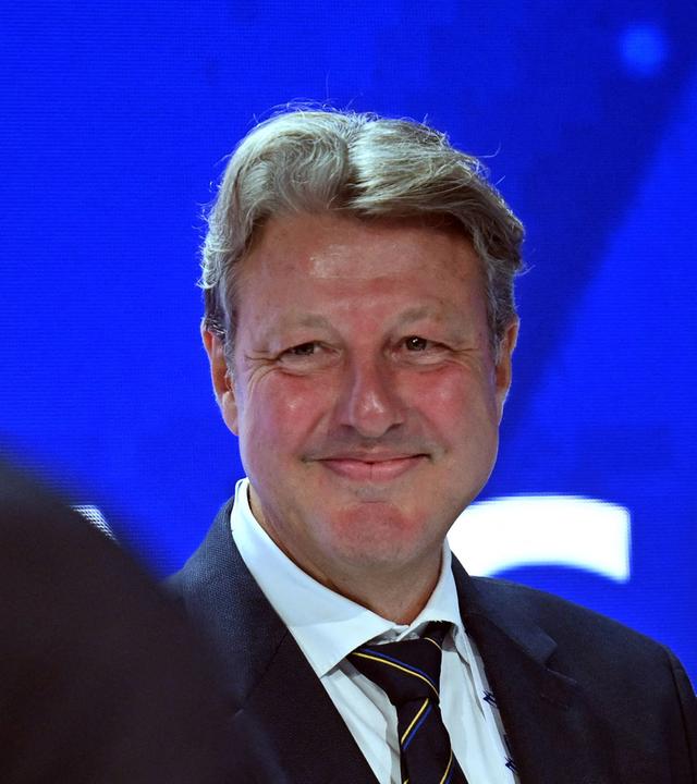 Der neu gewählte FIS-Präsident Alexander Ospelt (R) neben Ex-Präsident Johan Eliasch nach der Wahl beim 57. FIS-Kongress 2026 in Belgrad.