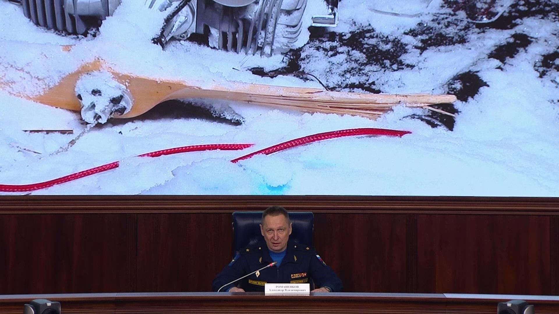 In diesem vom russischen Verteidigungsministerium veröffentlichten Videoausschnitt hält der Chef der russischen Luft- und Raumfahrtstreitkräfte, Generalmajor Alexander Romanenkov, eine Pressekonferenz am 31.12.2025 in Moskau, Russland. 