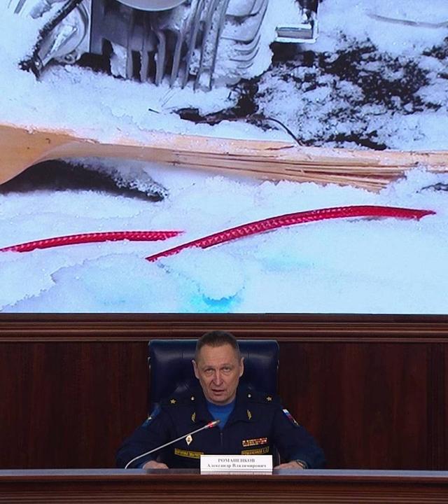 In diesem vom russischen Verteidigungsministerium veröffentlichten Videoausschnitt hält der Chef der russischen Luft- und Raumfahrtstreitkräfte, Generalmajor Alexander Romanenkov, eine Pressekonferenz am 31.12.2025 in Moskau, Russland. 