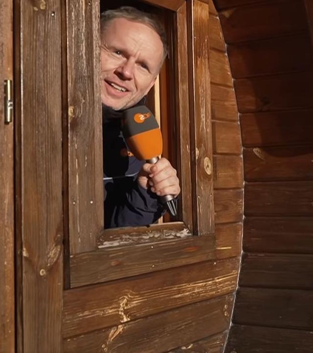 Alexander Ruda sitzt in Antholz in einem großen Holzfass