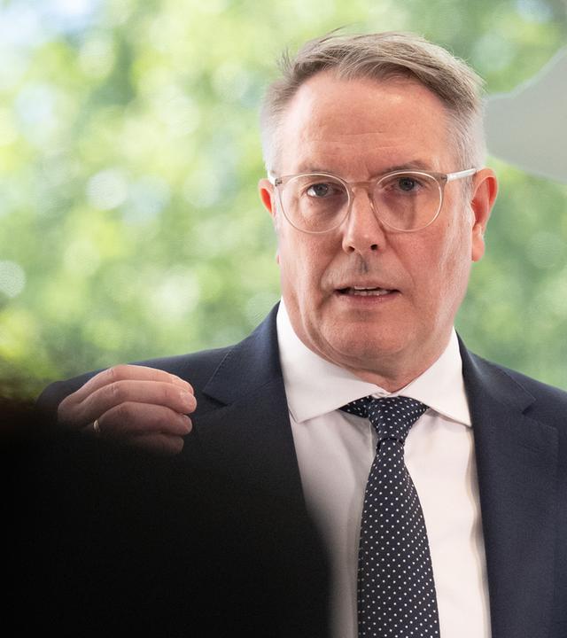 Alexander Schweitzer (SPD) spricht während einer Pressekonferenz am30.04.2026 zu Vertretern der Presse.