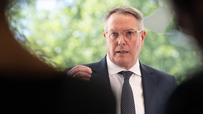 Alexander Schweitzer (SPD) spricht während einer Pressekonferenz am30.04.2026 zu Vertretern der Presse.