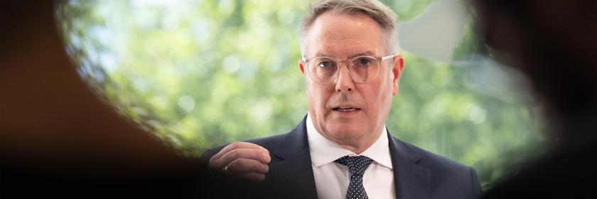 Alexander Schweitzer (SPD) spricht während einer Pressekonferenz am30.04.2026 zu Vertretern der Presse.