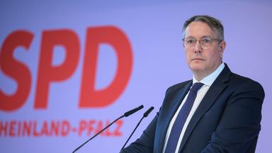 Alexander Schweitzer (SPD), damals Ministerpräsident von Rheinland-Pfalz, spricht auf der Bühne während eines Landesparteitages.
