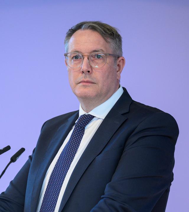 Alexander Schweitzer (SPD), damals Ministerpräsident von Rheinland-Pfalz, spricht auf der Bühne während eines Landesparteitages.