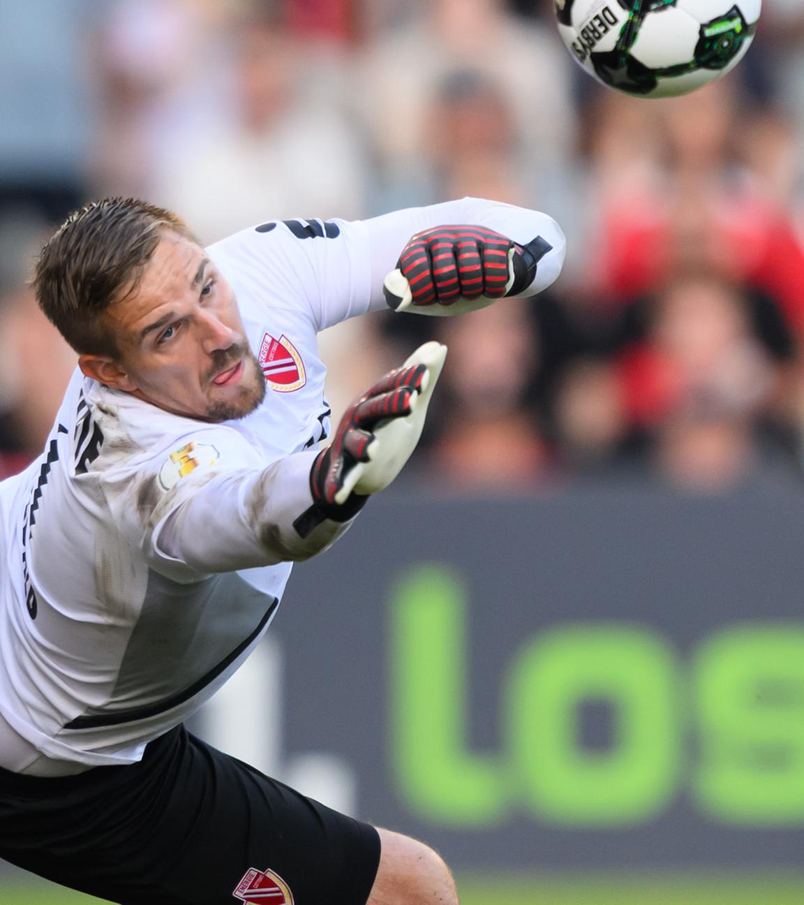 Torwart Alexander Sebald von Energie Cottbus pariert einen Torschuss im DFB-Pokalspiel der 1. Runde gegen Hannover 96 im LEAG Energie Stadion – aufgenommen am 16. August 2025.