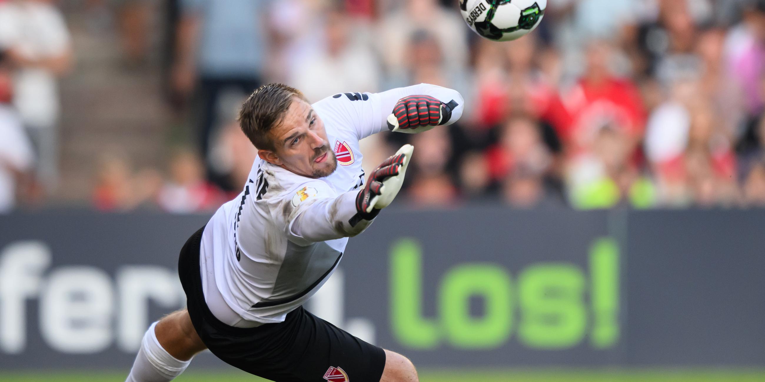 Torwart Alexander Sebald von Energie Cottbus pariert einen Torschuss im DFB-Pokalspiel der 1. Runde gegen Hannover 96 