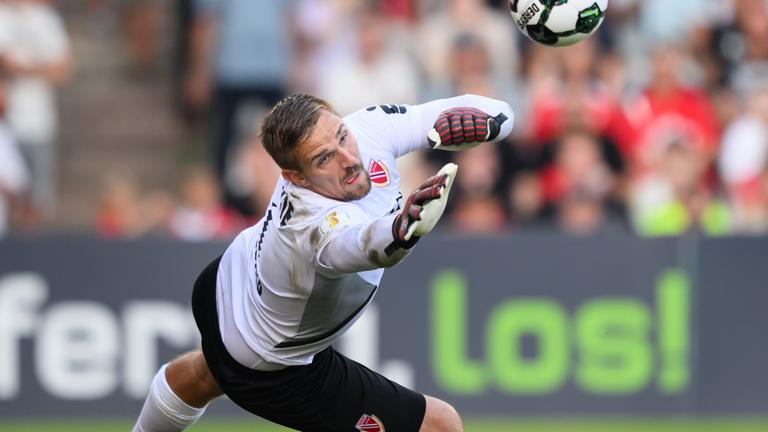 Torwart Alexander Sebald von Energie Cottbus pariert einen Torschuss im DFB-Pokalspiel der 1. Runde gegen Hannover 96 im LEAG Energie Stadion – aufgenommen am 16. August 2025.