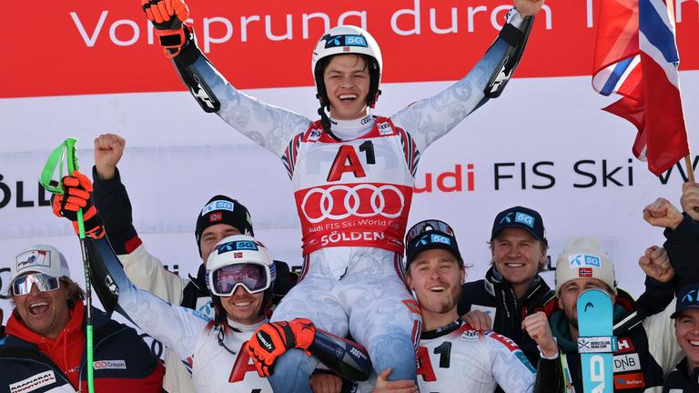 Der Norweger Alexander Steen Olsen, Mitte, Sieger des alpinen Ski-Riesenslaloms der Herren, wird von dem zweitplatzierten Norweger Henrik Kristoffersen, links, und dem drittplatzierten Norweger Atle Lie McGrath auf den Schultern getragen.
