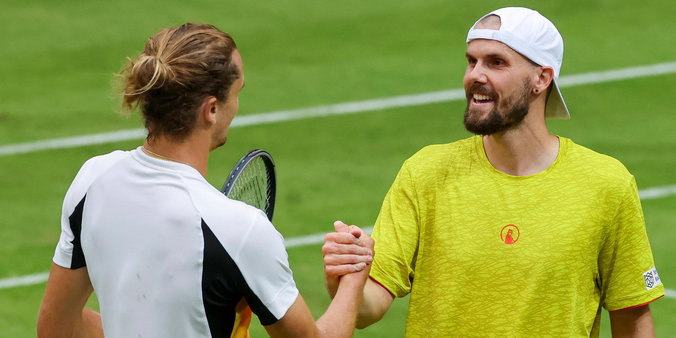 Alexander Zverev und Oscar Otte geben sich die Hand.