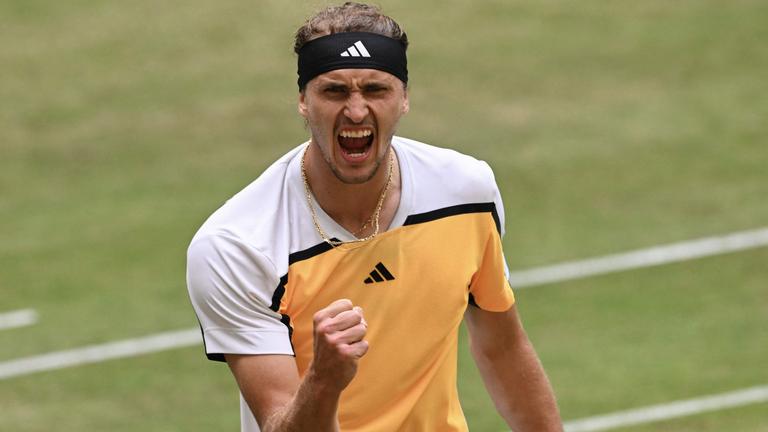 Der deutsche Alexander Zverev reagiert nach seinem Sieg gegen den Franzosen Arthur Fils (nicht im Bild).