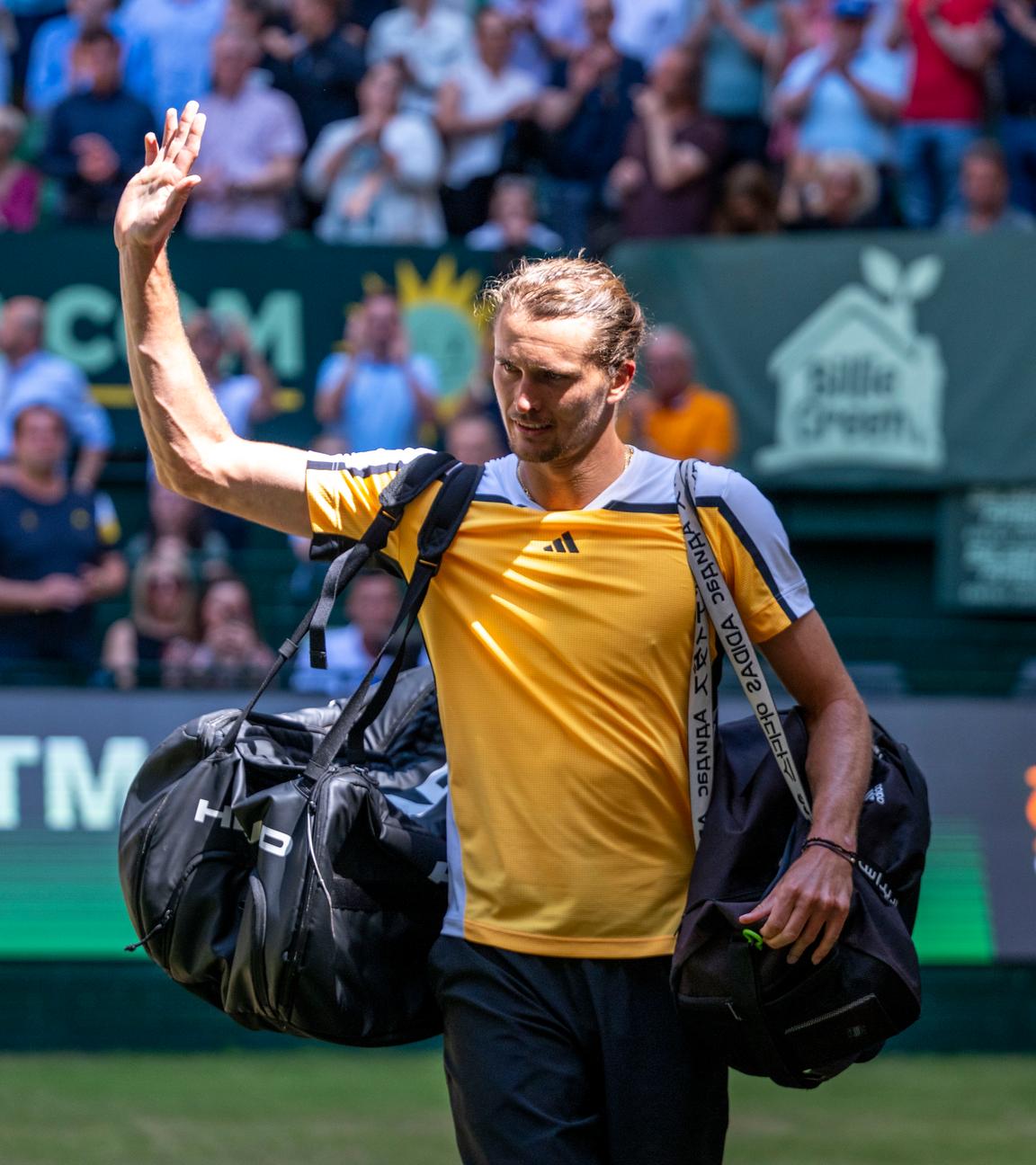 Alexander Zverev verlässt enttäuscht den Platz.