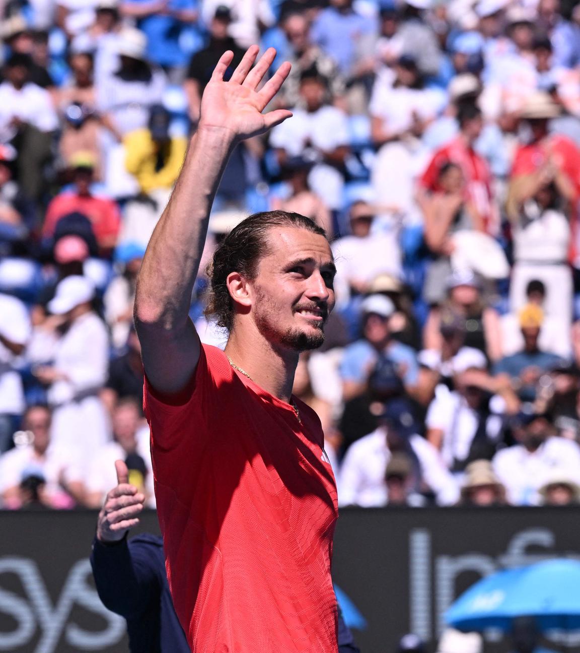 Alexander Zverev winkt den Fans zu.