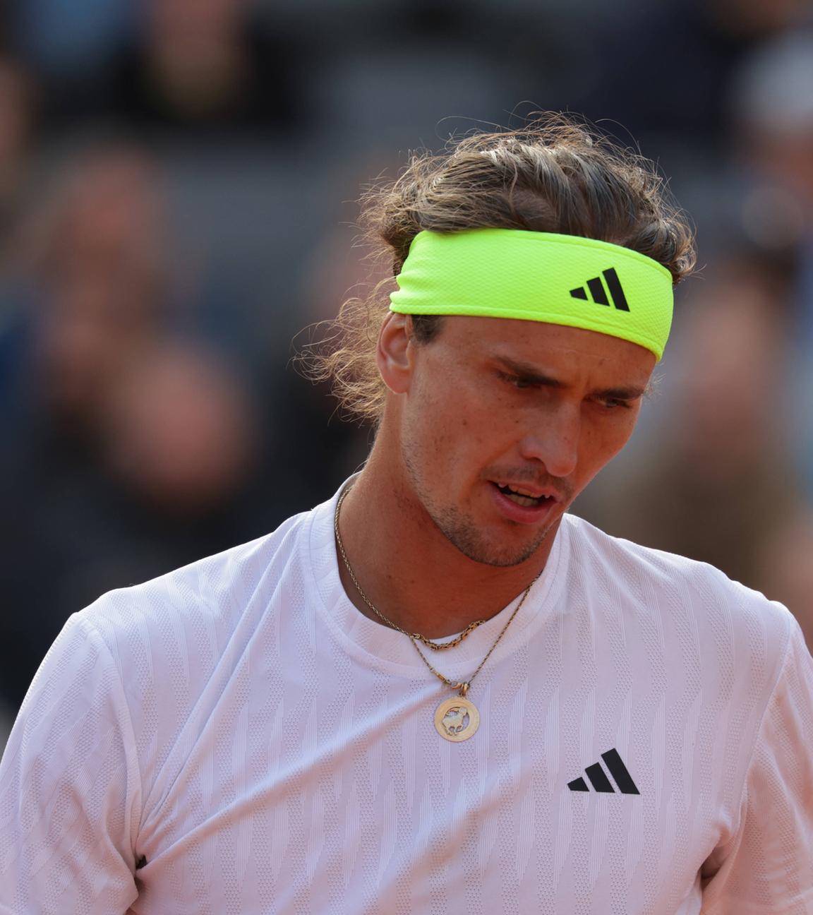 Alexander Zverev schaut entäuscht beim Bitpanda Hamburg Open 2025