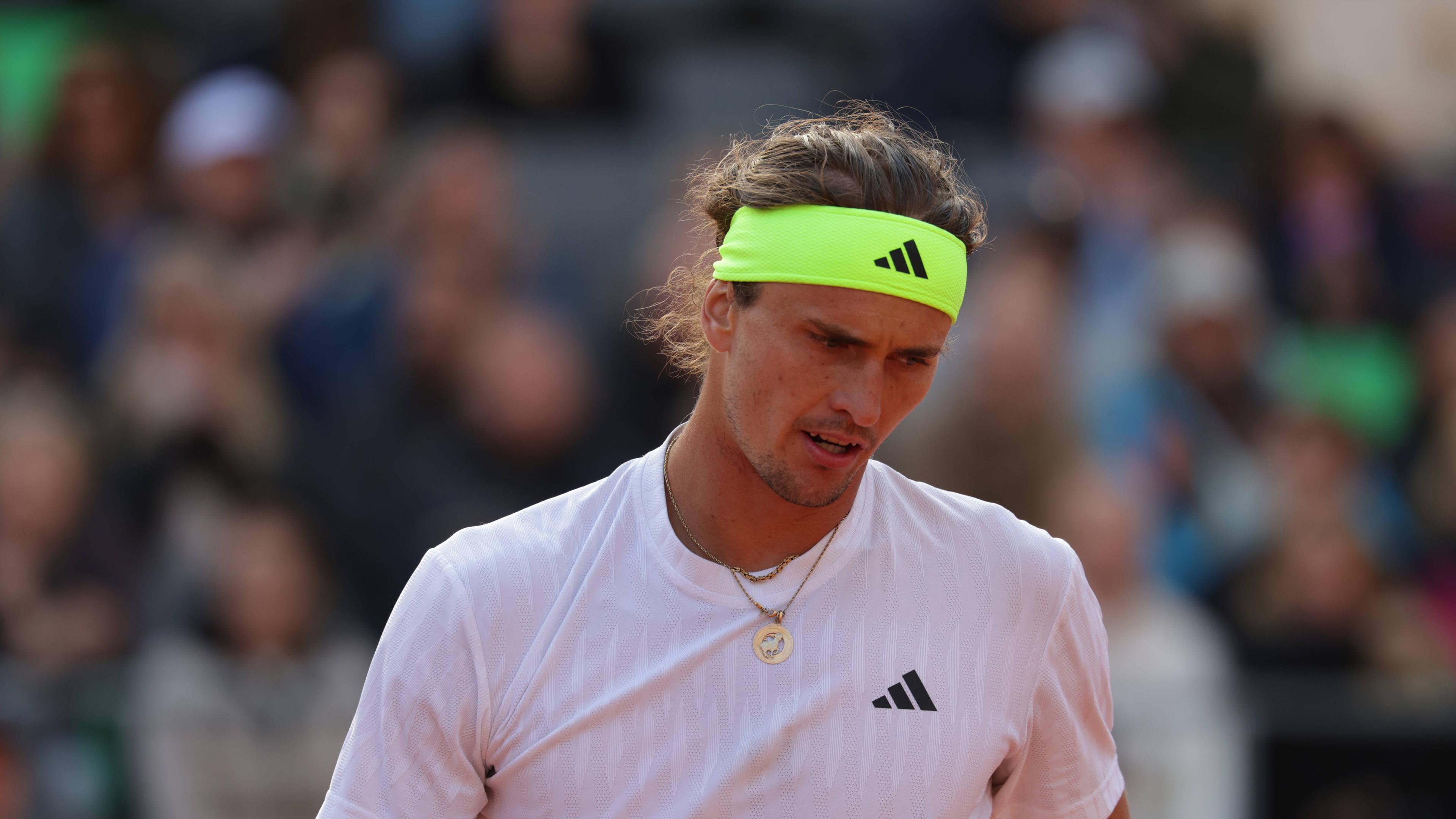 Alexander Zverev schaut entäuscht beim Bitpanda Hamburg Open 2025