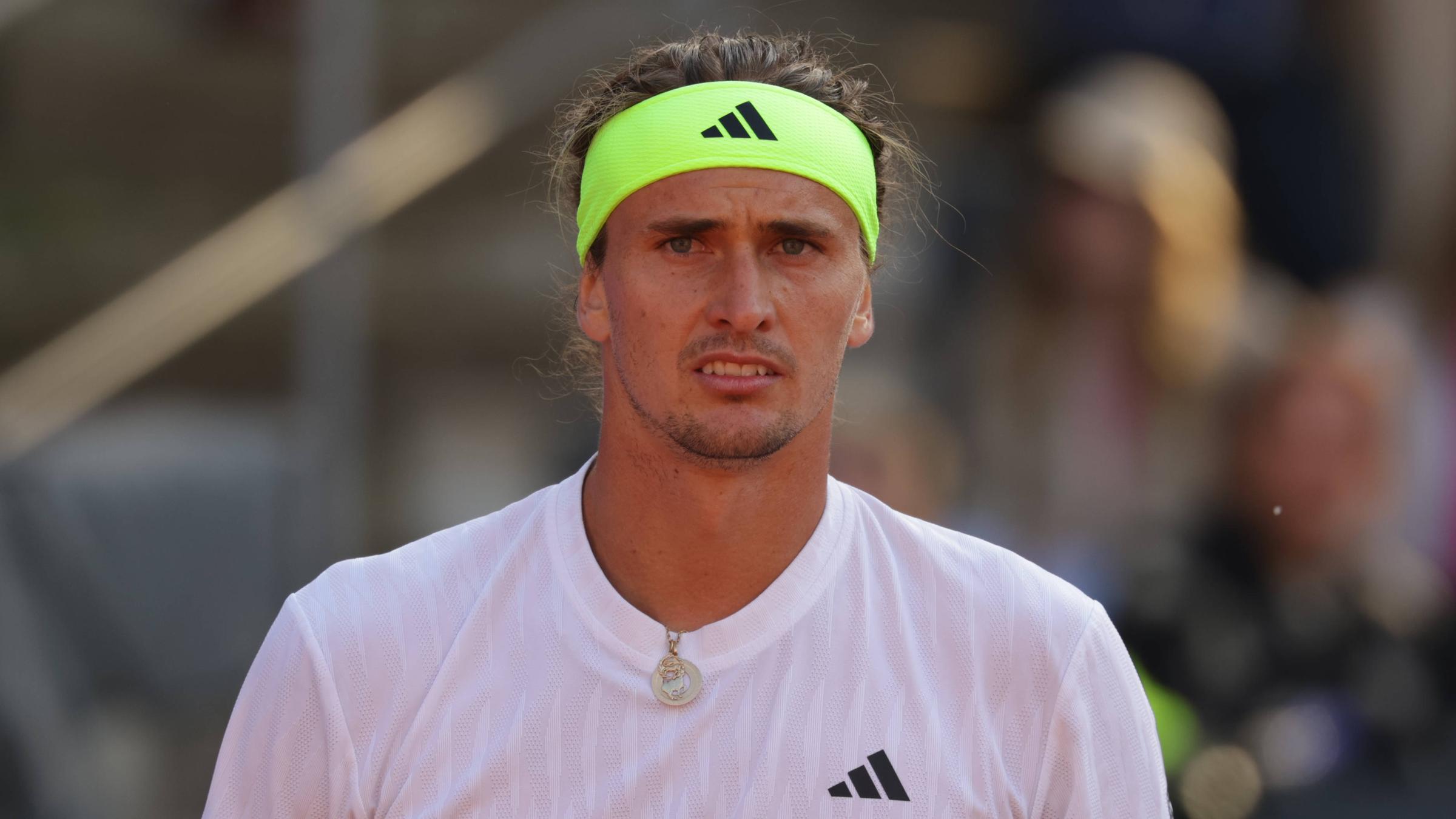 Tennisspieler Alexander Zverev blickt am 21.05.2025 enttäuscht beim Achtelfinale des Bitpanda Hamburg Open 2025 in die Kamera.