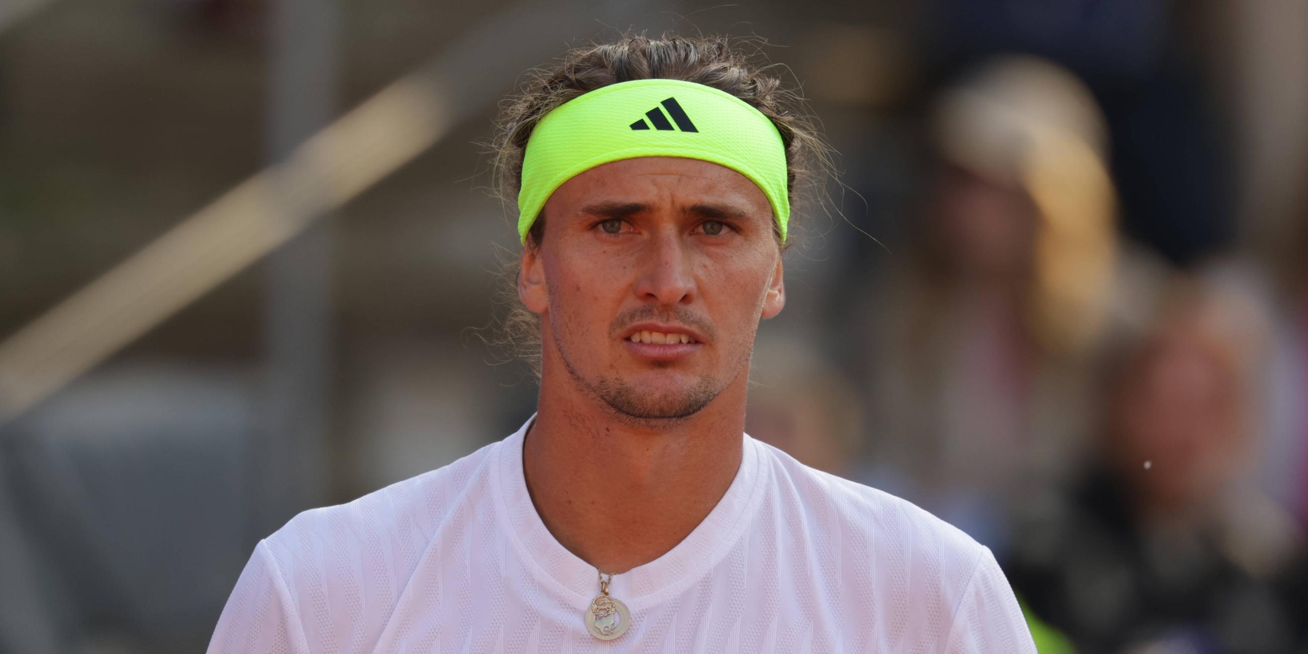 Tennisspieler Alexander Zverev blickt am 21.05.2025 enttäuscht beim Achtelfinale des Bitpanda Hamburg Open 2025 in die Kamera.