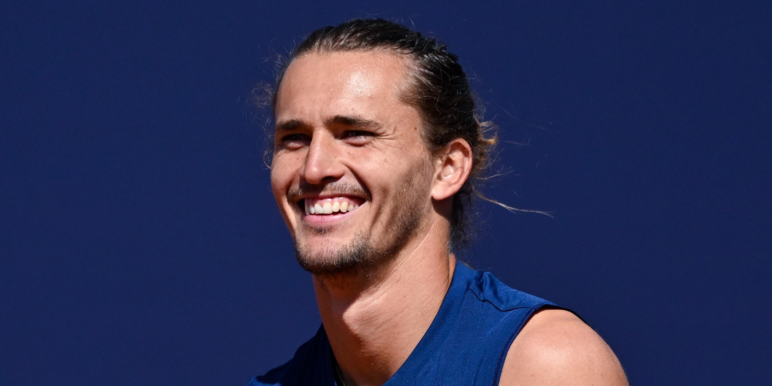 Alexander Zverev lacht beim Training während der Pressekonferenz am 11.04.2025 der ATP-Tour in München.