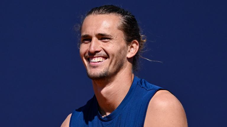 Alexander Zverev lacht beim Training während der Pressekonferenz am 11.04.2025 der ATP-Tour in München.