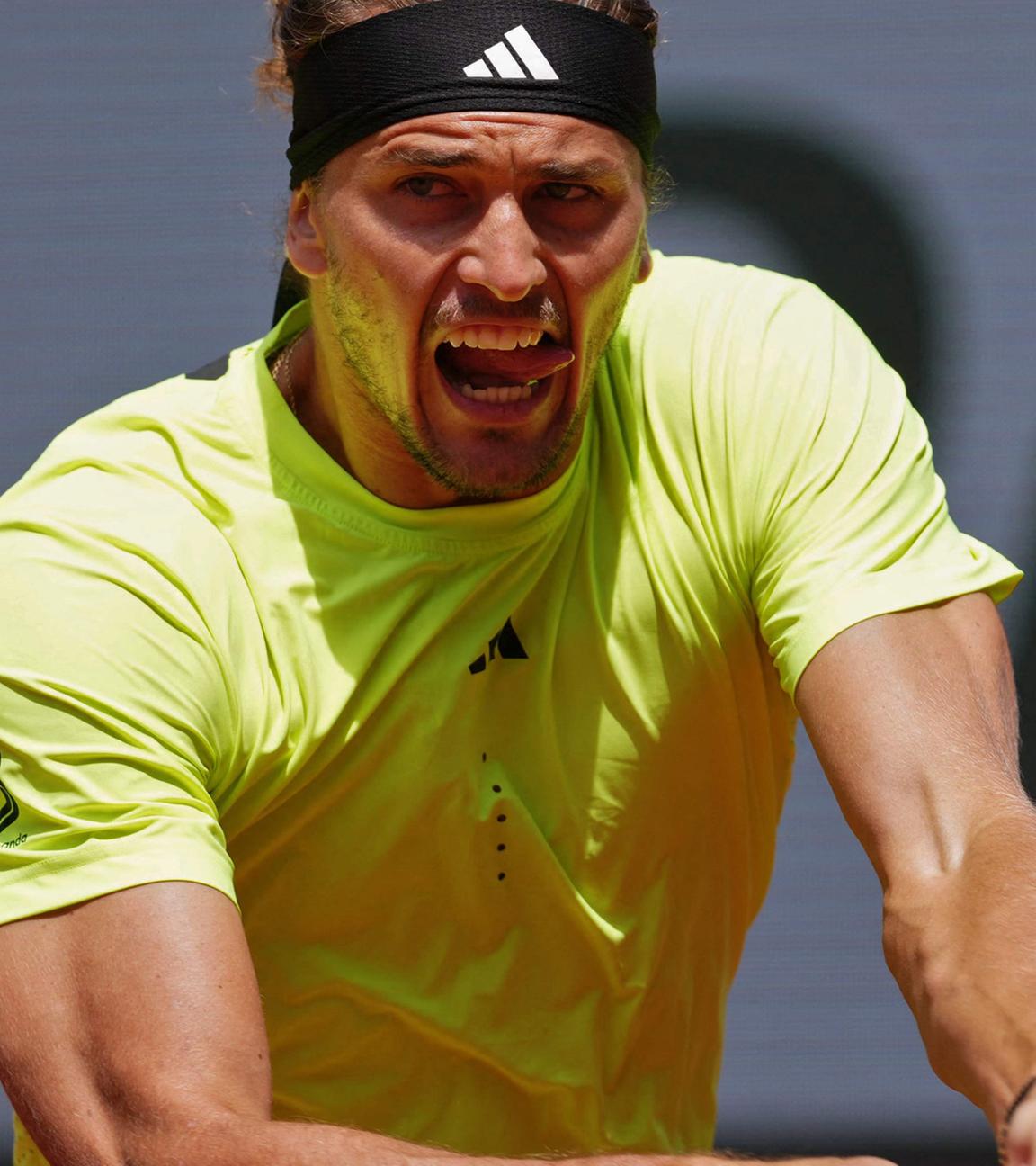 Der Deutsche Tennisprofi Alexander Zerev schlägt den Ball während des French Open Tourniers in Paris am 31.05.2025.