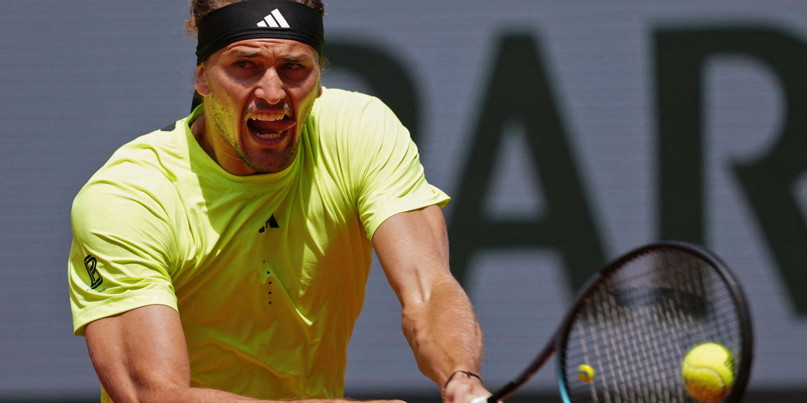 Der Deutsche Tennisprofi Alexander Zerev schlägt den Ball während des French Open Tourniers in Paris am 31.05.2025.
