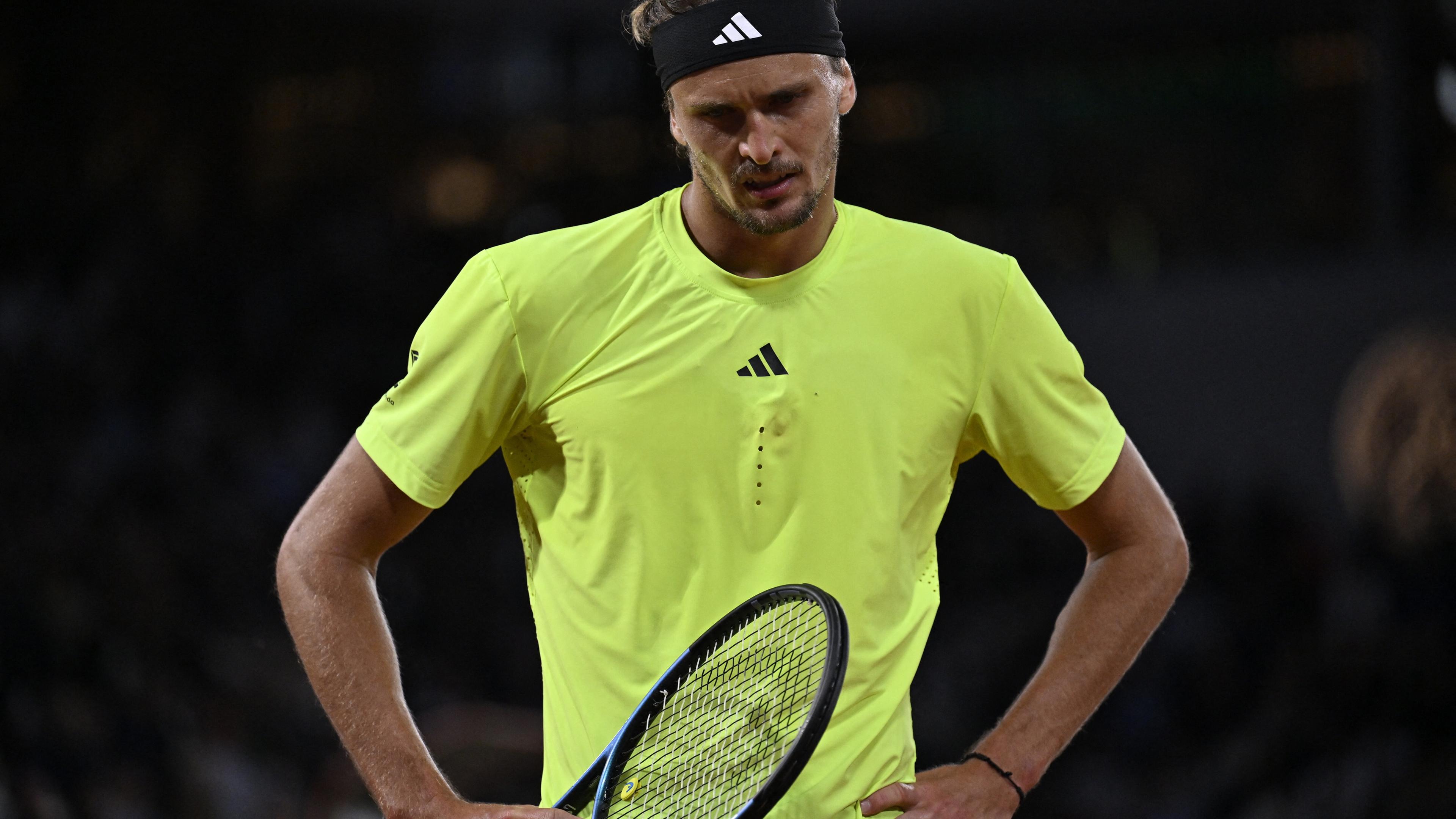 French Open: Alexander Zverev schaut zerknirscht nachdem er das Viertelfinale gegen Novak Djokovic verloren hat , am 4.6.2025 in Paris