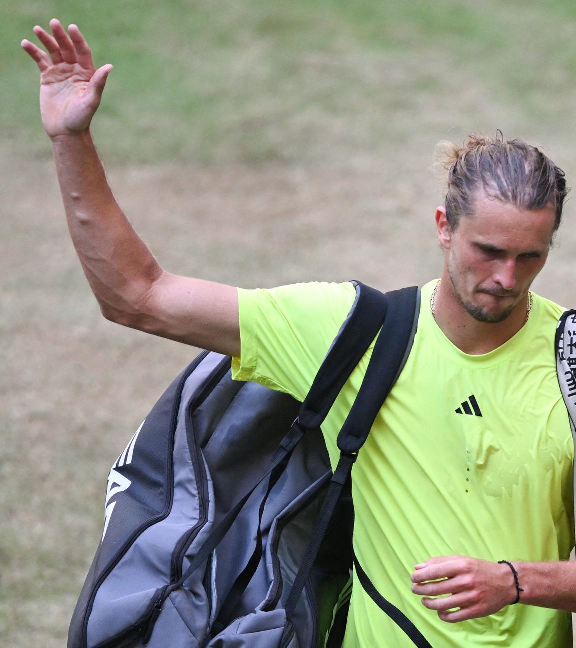 Alexander Zverev winkt nach seiner Niederlage gegen Daniil Medwedew ins Publikum.